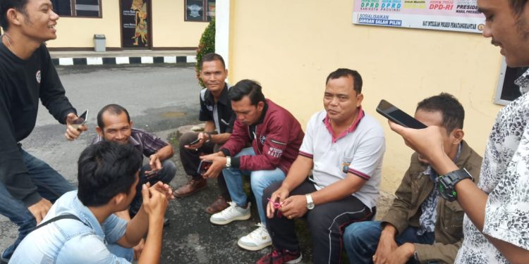 Santer Isu Korban Penganiayaan "86" Sejumlah Awak Media Datangi Polres Siantar Santer Isu Korban Penganiayaan "86" Sejumlah Awak Media Datangi Polres Siantar