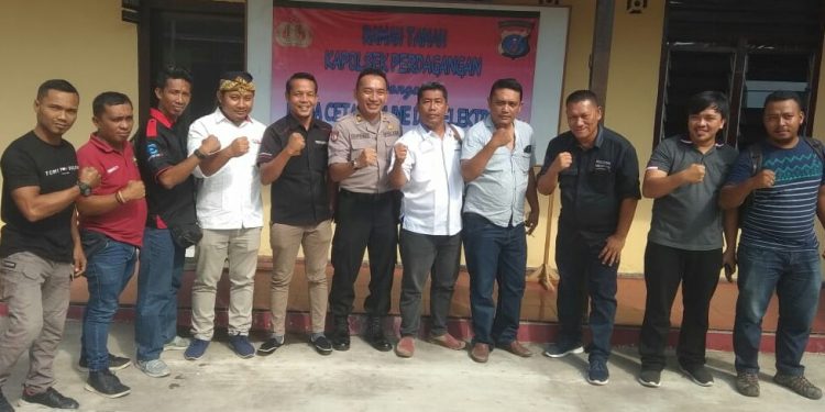 Tingkatkan Kemitraan Kapolsek Perdagangan Undang Wartawan "Coffee Morning" Tingkatkan Kemitraan Kapolsek Perdagangan Undang Wartawan "Coffee Morning"