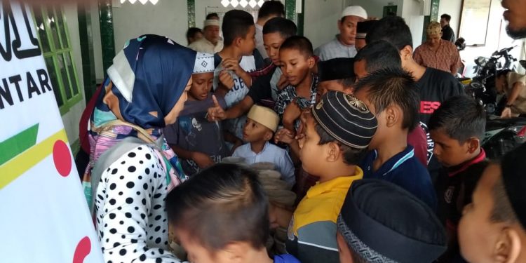 Jumat Barokah, MCM Siantar Bagikan Bubur Gratis di Masjid Al Ikhlas 