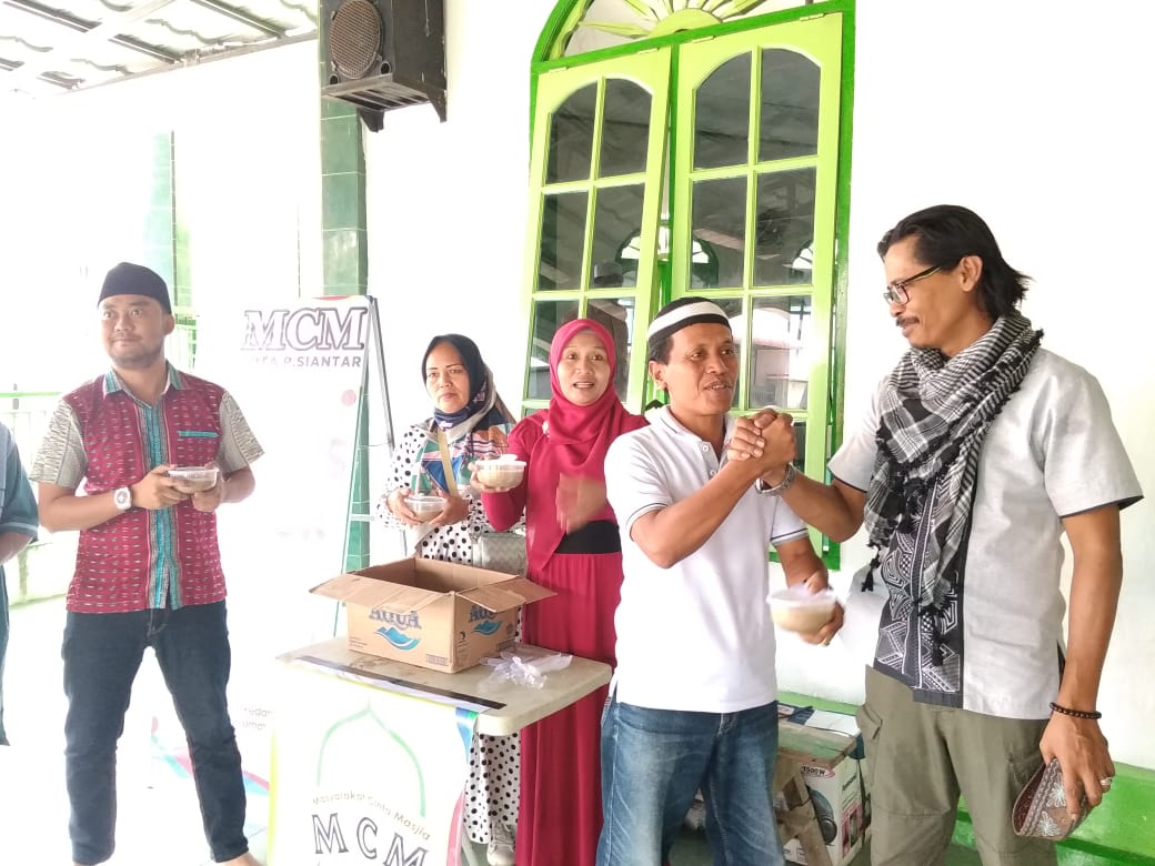 Jumat Barokah, MCM Siantar Bagikan Bubur Gratis di Masjid Al Ikhlas 