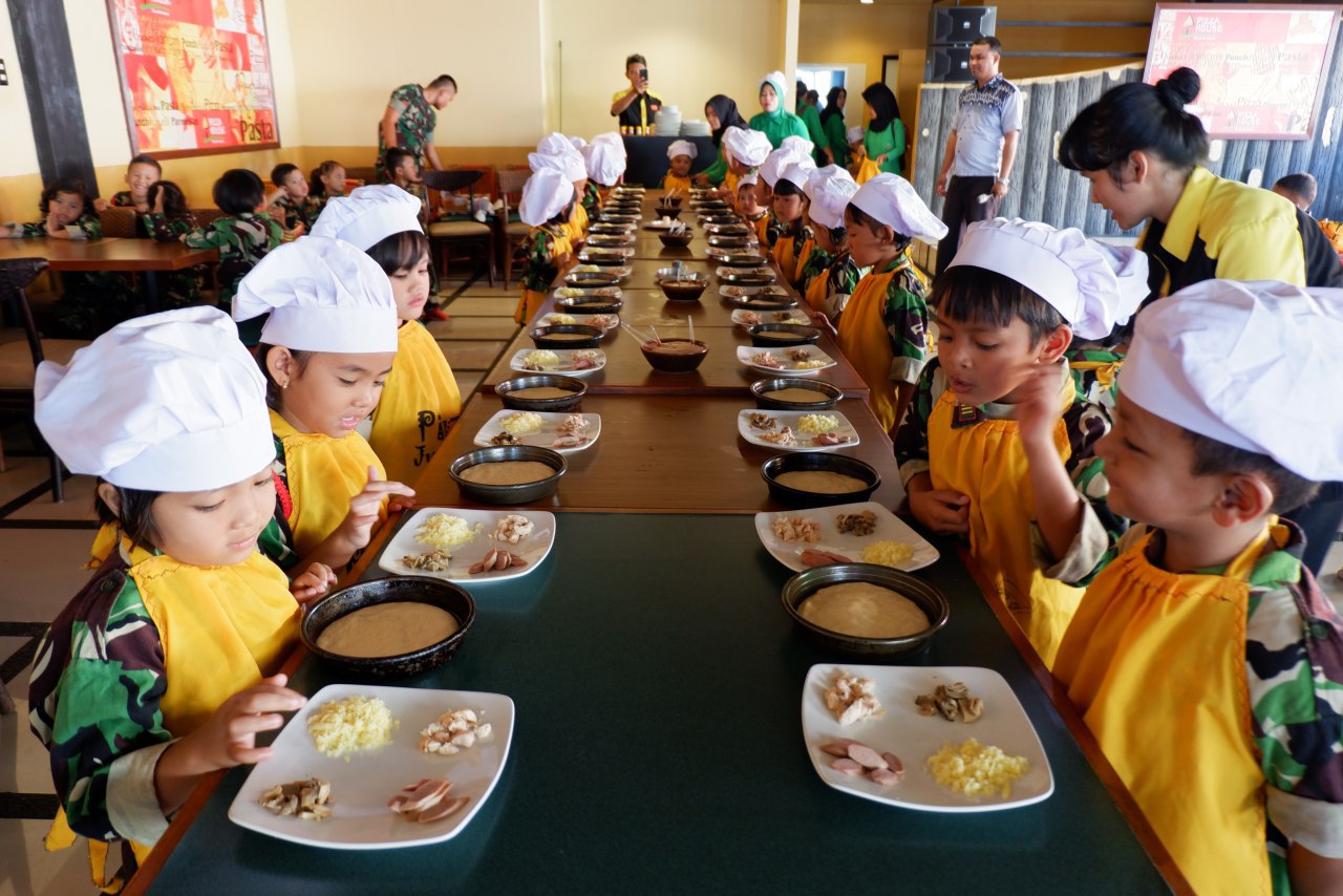 Anak TK Kartika Kunjungi Pizza House