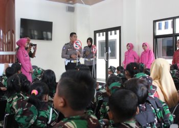 Polres Lampung Barat Kenalkan Rambu-Rambu Lalu Lintas Kepada Siswa