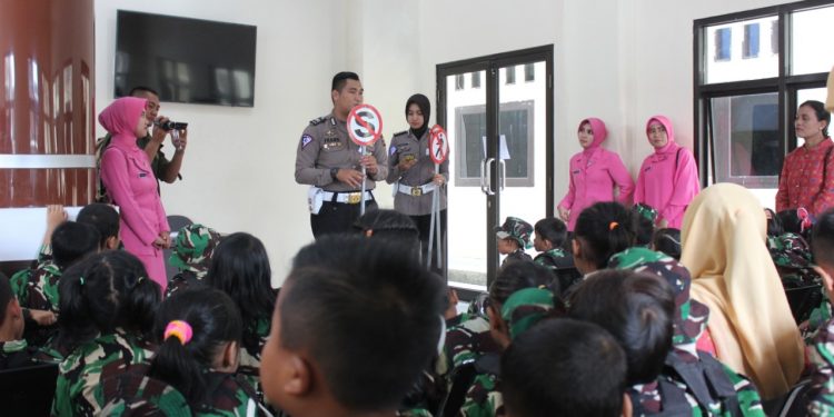 Polres Lampung Barat Kenalkan Rambu-Rambu Lalu Lintas Kepada Siswa