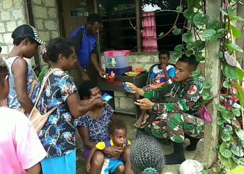 PRAJURIT SATGAS YONIF 126/KC MELAKSANAKAN PENGOBATAN DOOR TO DOOR KEPADA MASYARAKAT DI KAMPUNG KALIBOM