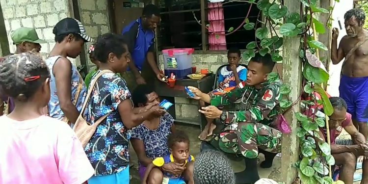 PRAJURIT SATGAS YONIF 126/KC MELAKSANAKAN PENGOBATAN DOOR TO DOOR KEPADA MASYARAKAT DI KAMPUNG KALIBOM PRAJURIT SATGAS YONIF 126/KC MELAKSANAKAN PENGOBATAN DOOR TO DOOR KEPADA MASYARAKAT DI KAMPUNG KALIBOM