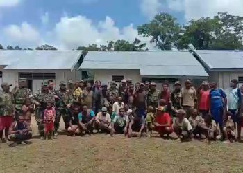 Prajurit Satgas Yonif 126/ Kala Cakti Bersama Puskesmas Melaksanakan Pengobatan Kepada Masyarakat 