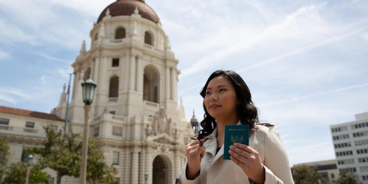 Livi Zheng, Produser Film Hollywood Nyoblos di Los Angeles Livi Zheng, Produser Film Hollywood Nyoblos di Los Angeles
