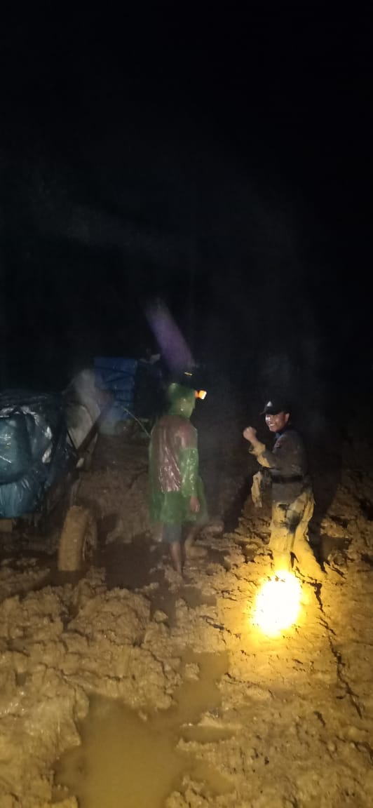 Mobilisasi Logistik Pemilu, Polisi Bengkunat Bergumul Dengan Kubangan Lumpur dan Berjalan Kaki 6 Jam