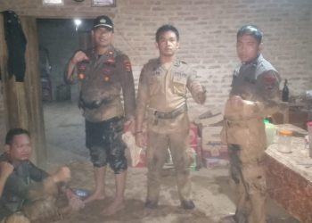 Mobilisasi Logistik Pemilu, Polisi Bengkunat Bergumul Dengan Kubangan Lumpur dan Berjalan Kaki 6 Jam