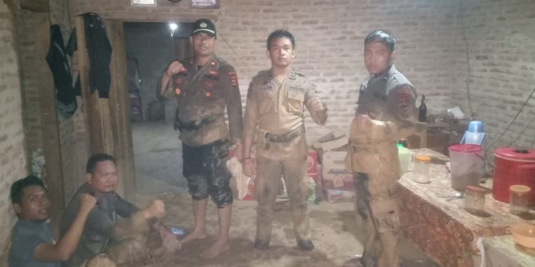 Mobilisasi Logistik Pemilu, Polisi Bengkunat Bergumul Dengan Kubangan Lumpur dan Berjalan Kaki 6 Jam