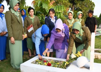 HUT Ke-55 Dharma Pertiwi, Rombongan Dharma Pertiwi Daerah A Ziarah