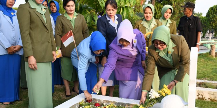 HUT Ke-55 Dharma Pertiwi, Rombongan Dharma Pertiwi Daerah A Ziarah HUT Ke-55 Dharma Pertiwi, Rombongan Dharma Pertiwi Daerah A Ziarah
