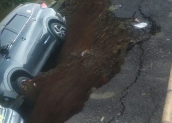 Dua Mobil dan Satu Sepedamotor Terperosok di Jalan yang Amblas