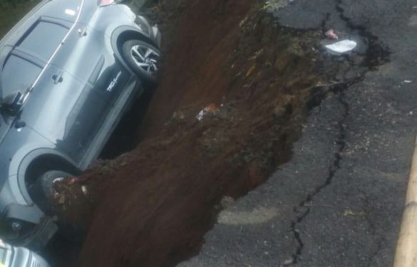 Dua Mobil dan Satu Sepedamotor Terperosok di Jalan yang Amblas Dua Mobil dan Satu Sepedamotor Terperosok di Jalan yang Amblas