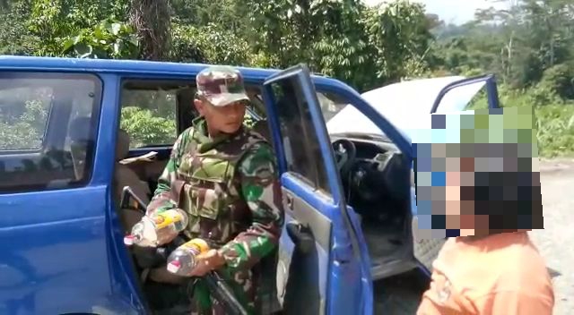 Satgas Pamtas Yonif 126 Kala Cakti Gagalkan Peredaran Miras Satgas Pamtas Yonif 126 Kala Cakti Gagalkan Peredaran Miras