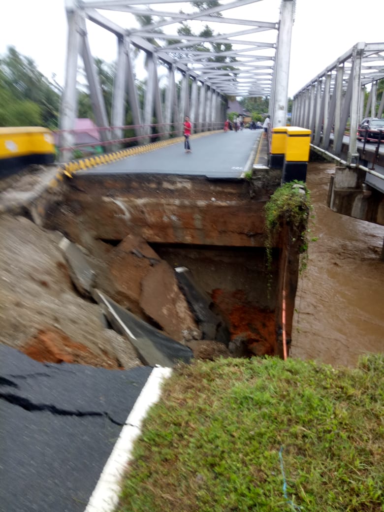 Dampak Banjir dan Longsor Meluas, 10 Meninggal, 8 Hilang dan 12.000 Mengungsi Dampak Banjir dan Longsor Meluas, 10 Meninggal, 8 Hilang dan 12.000 Mengungsi