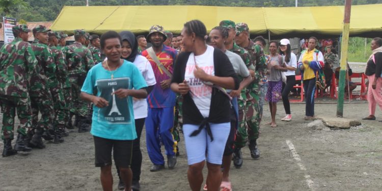Rayakan HUT Ke-57, Satgas Yonif 126/KC Hibur Masyarakat Perbatasan
