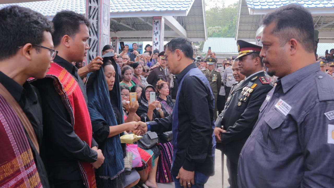 Isak Tangis Istri dan Anak Melepas Kepergian IPDA (Anumerta) Tunggul Simbolon Isak Tangis Istri dan Anak Melepas Kepergian IPDA (Anumerta) Tunggul Simbolon