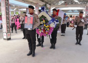 Isak Tangis Istri dan Anak Melepas Kepergian IPDA (Anumerta) Tunggul Simbolon
