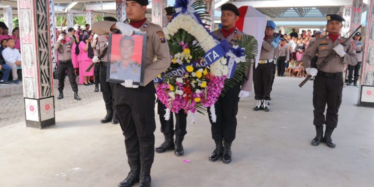 Isak Tangis Istri dan Anak Melepas Kepergian IPDA (Anumerta) Tunggul Simbolon Isak Tangis Istri dan Anak Melepas Kepergian IPDA (Anumerta) Tunggul Simbolon
