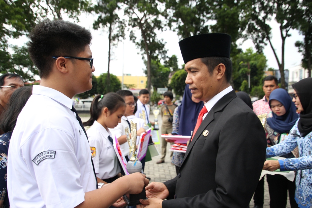 Sejumlah Pelajar Pemenang Olimpiade Sains Terima Penghargaan di Hardiknas