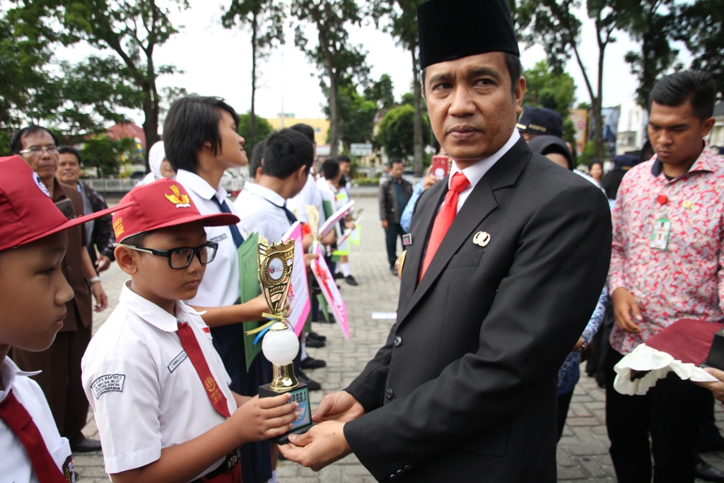 Sejumlah Pelajar Pemenang Olimpiade Sains Terima Penghargaan di Hardiknas
