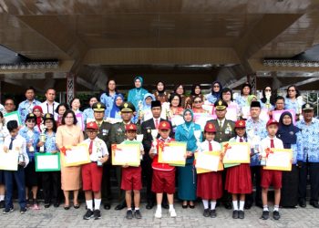Sejumlah Pelajar Pemenang Olimpiade Sains Terima Penghargaan di Hardiknas