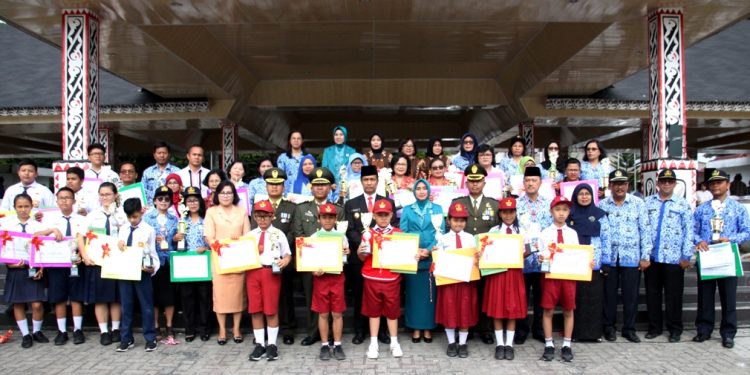 Sejumlah Pelajar Pemenang Olimpiade Sains Terima Penghargaan di Hardiknas