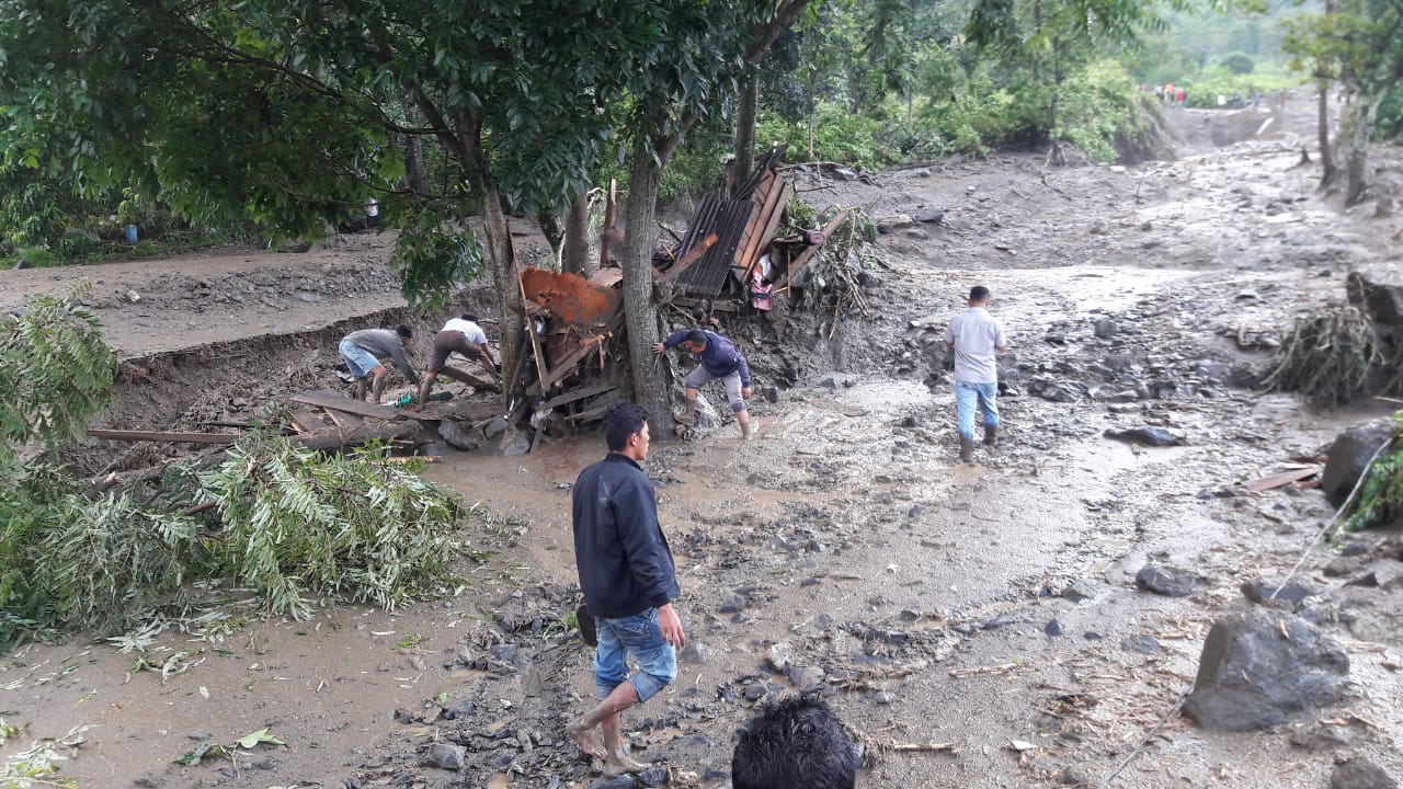 Hutan Dibabat, Banjir Bandang di Samosir Seret Rumah Penduduk, Seorang Warga Dikabarkan Hilang Hutan Dibabat, Banjir Bandang di Samosir Seret Rumah Penduduk, Seorang Warga Dikabarkan Hilang