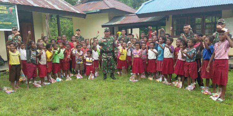 Satgas Yonif 126/KC Tanamkan Pola Hidup Sehat Lewat Penyuluhan Kesehatan Kepada Anak Sekolah Satgas Yonif 126/KC Tanamkan Pola Hidup Sehat Lewat Penyuluhan Kesehatan Kepada Anak Sekolah