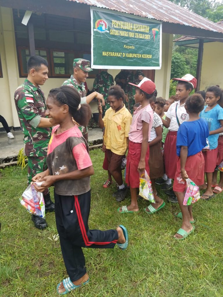 Satgas Yonif 126/KC Tanamkan Pola Hidup Sehat Lewat Penyuluhan Kesehatan Kepada Anak Sekolah Satgas Yonif 126/KC Tanamkan Pola Hidup Sehat Lewat Penyuluhan Kesehatan Kepada Anak Sekolah