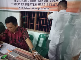 Komisioner KPU Nisel Pimpin Rekapitulasi Suara Sambil Diinfus