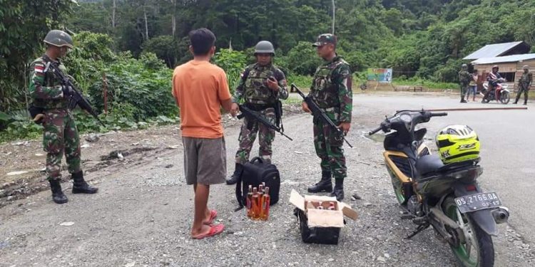 Satgas Pamtas Yonif 126/Kala Cakti  Kembali Amankan Miras Saat Sweping