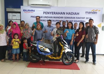 Bank Mandiri Rantauprapat Serahkan Hadiah Kepada Pemenang Undian