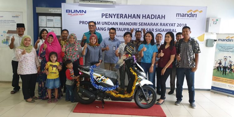 Bank Mandiri Rantauprapat Serahkan Hadiah Kepada Pemenang Undian Bank Mandiri Rantauprapat Serahkan Hadiah Kepada Pemenang Undian