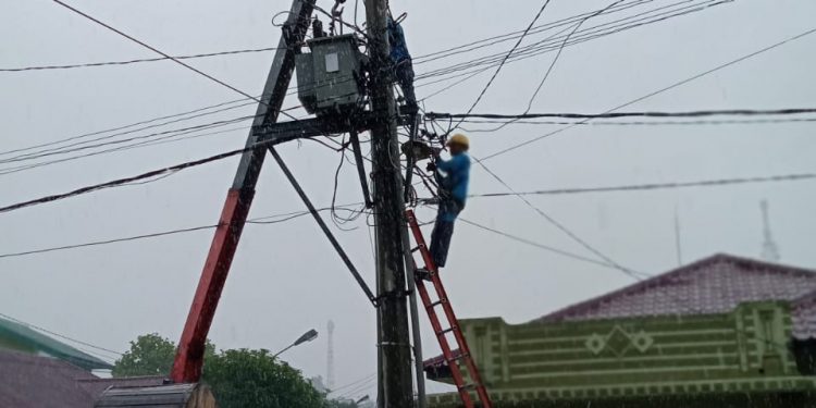 Demi Pelayanan, Saat Hujan pun Petugas PLN Perbaiki Trafo