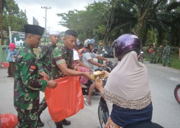 Yonif 122/Tombak Sakti Berbagi Takjil Kepada Pengendara