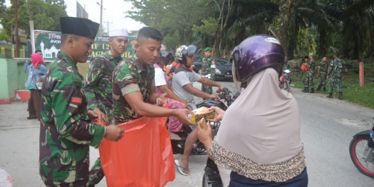 Yonif 122/Tombak Sakti Berbagi Takjil Kepada Pengendara