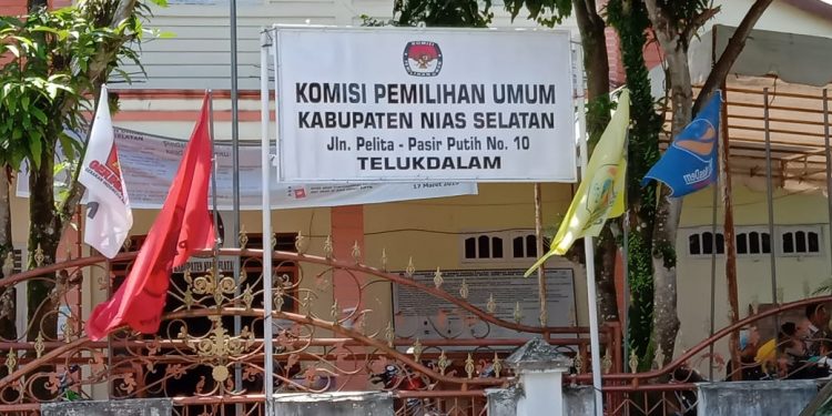 Rekomendasi Pemungutan Suara Ulang di 6 TPS Kabupaten Nisel Diabaikan KPUD Rekomendasi Pemungutan Suara Ulang di 6 TPS Kabupaten Nisel Diabaikan KPUD