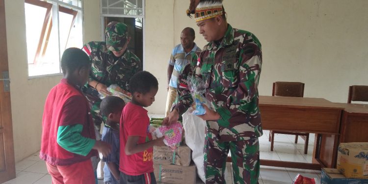 Komandan Satgas Yonif 126 Kala Cakti Kunjungi Masyarakat Perbatasan di Papua Komandan Satgas Yonif 126 Kala Cakti Kunjungi Masyarakat Perbatasan di Papua