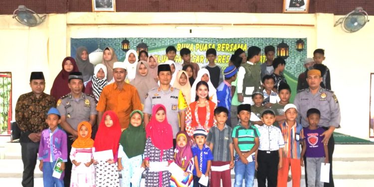 Keluarga Besar Polres Nisel Buka Puasa Bersama Anak Yatim Keluarga Besar Polres Nisel Buka Puasa Bersama Anak Yatim