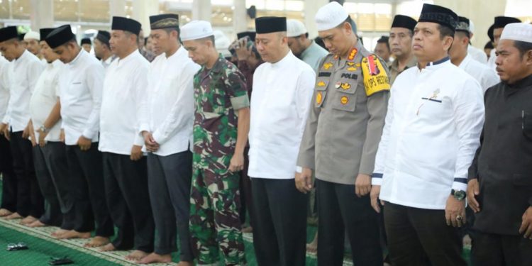 Kapolrestabes Medan Bersama Walikota dan FKPD Sholat Tasbih dan Zikir Akbar