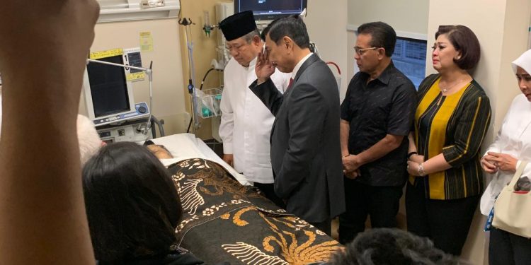 Menko Luhut Panjaitan Beri Penghormatan Terakhir Pada Alm. Ani Yudhoyono Menko Luhut Panjaitan Beri Penghormatan Terakhir Pada Alm. Ani Yudhoyono