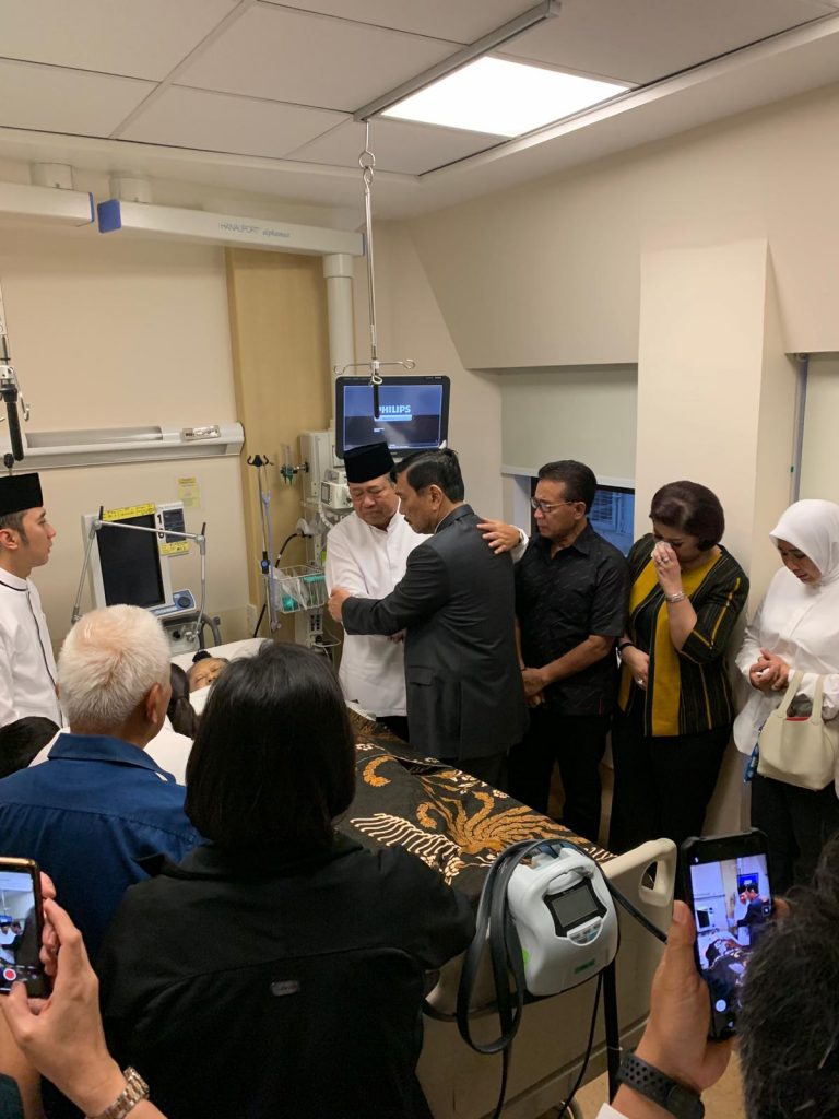 Menko Luhut Panjaitan Beri Penghormatan Terakhir Pada Alm. Ani Yudhoyono Menko Luhut Panjaitan Beri Penghormatan Terakhir Pada Alm. Ani Yudhoyono