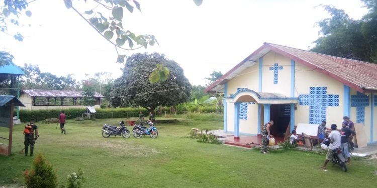 Prajurit Satgas Yonif 126 Kala Cakti Gotong Royong Bersihkan Lingkungan Gereja Bersama Warga