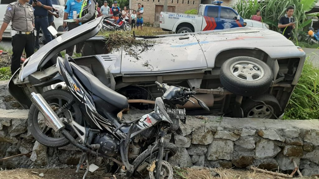 Mobil Oleng dan Menabrak Sepedamotor Hingga Tewaskan Pengendara di Jalan Lintas Siantar-Perdagangan