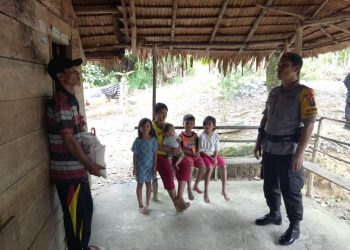 Jelang Lebaran, Kapolres Nias Selatan Bagikan Paket Bagi Warga Kurang Mampu