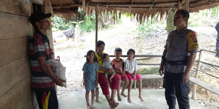 Jelang Lebaran, Kapolres Nias Selatan Bagikan Paket Bagi Warga Kurang Mampu Jelang Lebaran, Kapolres Nias Selatan Bagikan Paket Bagi Warga Kurang Mampu