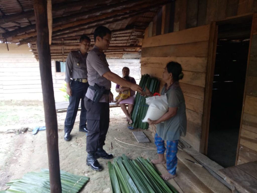 Jelang Lebaran, Kapolres Nias Selatan Bagikan Paket Bagi Warga Kurang Mampu Jelang Lebaran, Kapolres Nias Selatan Bagikan Paket Bagi Warga Kurang Mampu