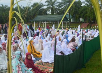 Keluarga Besar Yonif 122/TS Sholat Ied Bersama Masyarakat